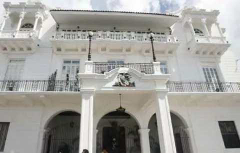 Presidencia gasta $10,870 en botellas de seco Herrerano  y ron Abuelo