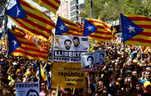 Políticos presos protestan ante el Tribunal Supremo en Cataluña