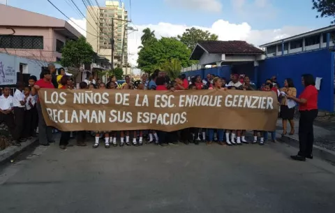 Escuela Enrique Geenzier reclama su espacio y paralizan clases