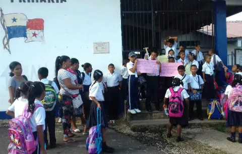 ¡Molestos! Denuncian mal estado de la escuela de Escobal 