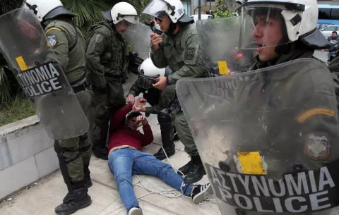 Cinco heridos tras manifestación en Atenas contra ataque a Siria