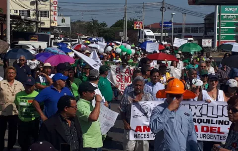 Marchan en Penonomé exigiendo al Gobierno cumpla con reparar hospital