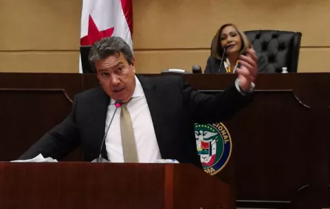 Los diputados acorralan al ministro del MOP, Ramón Arosemena