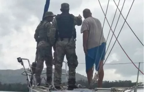 Rescatan a dos tripulantes y embarcación que quedó a la deriva en Portobelo