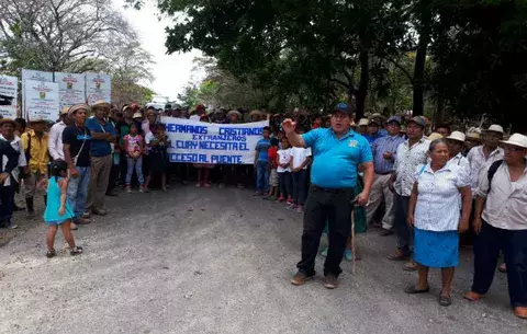Cierran vía hacia Santa Fe de Veraguas, exigen puente vehicular 