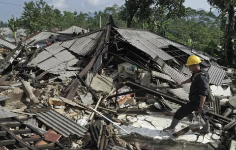 Dos muertos, 21 heridos y 2,000 evacuados por sismo en Java