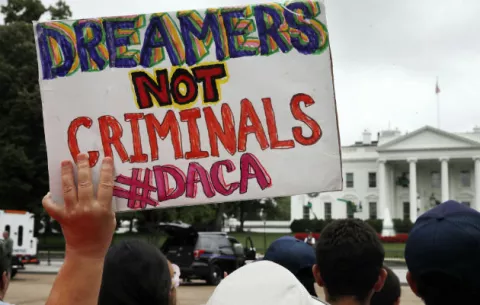 Juez de EE.UU. ordena al presidente Trump reactivar el programa DACA