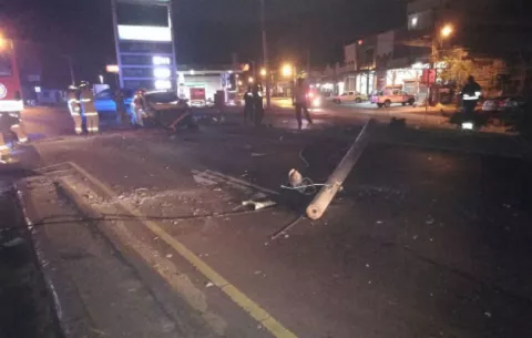 Dos heridos tras choque de taxi con poste del tendido eléctrico en Penonomé