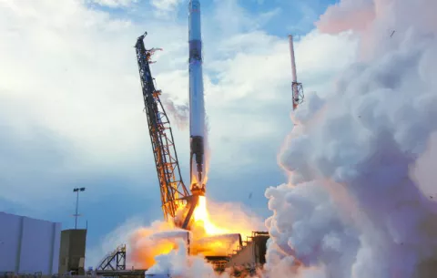 Costarricenses celebran el lanzamiento del primer satélite centroamericano