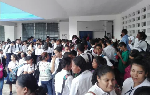 Protestan en colegio Tomás Guardia por no pago de póliza de seguro 