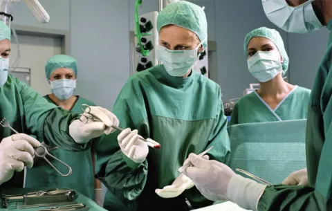 Médicos confirman primer transplante de pene y escroto a un soldado 