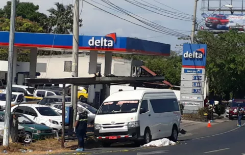 Transportista muere bajo una llanta de camión 