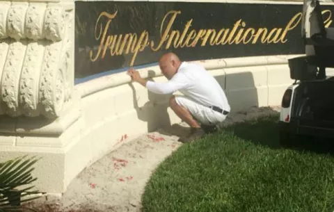 Pintan de rojo la fachada del club de golf de Donald Trump en Florida