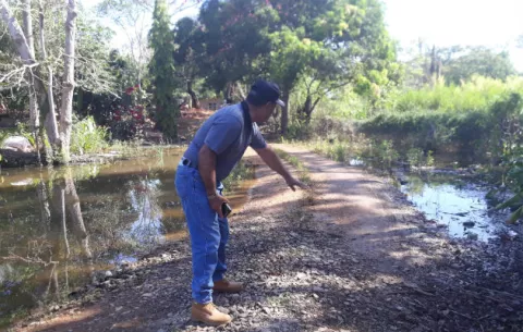 Viven inundados de agua en El Potrero en La Arena de Chitré
