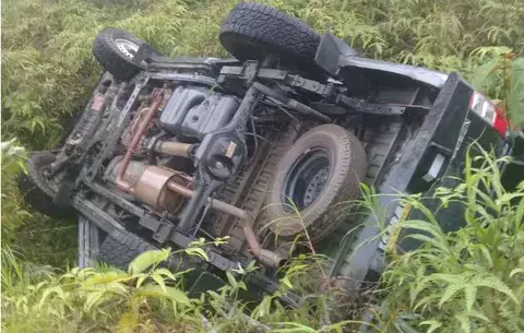 ¡Misterio! Encuentran vehículo volcado en la vía a Guabal en Santa Fe