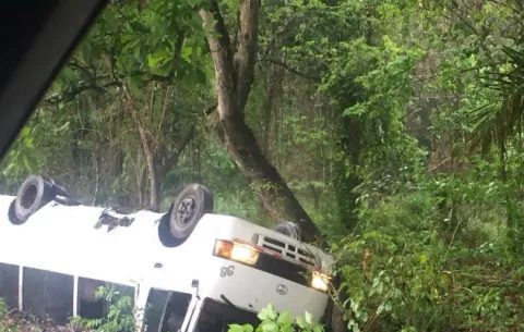 Decena de heridos en vuelco de bus en vía al puente de las Américas