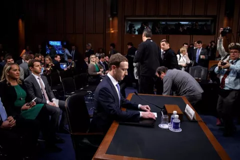 Zuckerberg admite ante Senado de EE.UU. la culpa por filtración