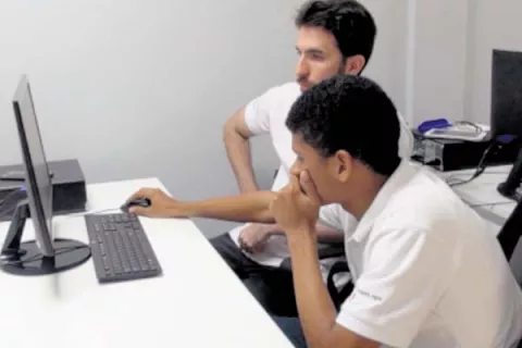 Estudiantes crean 'software' en clases