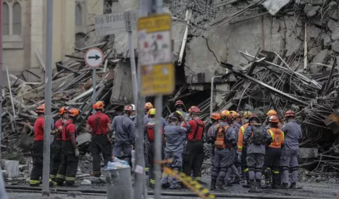 Edificio quemado se desploma en São Paulo