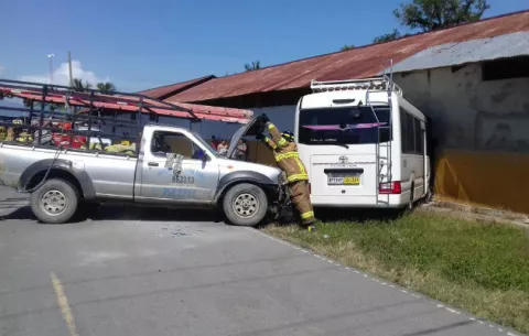 Ocho heridos por colisión entre pick up y un bus en Bocas