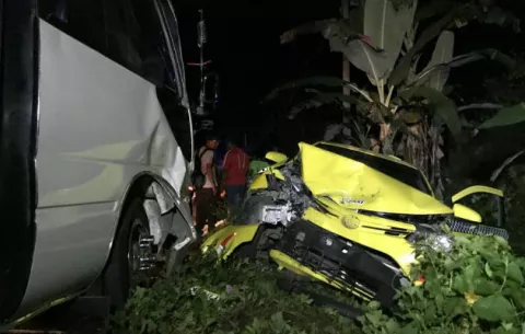 Cuatro heridos tras colisión frontal entre un taxi y bus en Bocas 