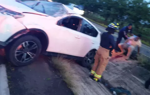 Auto se sale de la vía en Veraguas, dos heridos