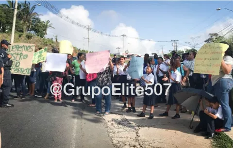 Moradores de Nuevo Chorrillo en las calles, no tienen agua 