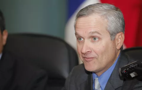 Alemán se reúne con empresarios para consultas sobre constituyente