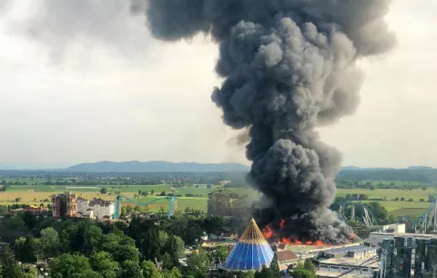 Un incendio causa daños millonarios en un parque de atracciones alemán