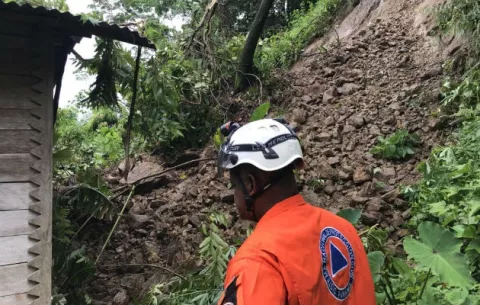 Alud de tierra casi sepulta a dos familias en Bocas del Toro