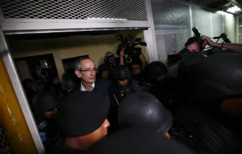 Juez le otorga libertad bajo fianza al expresidente de Guatemala Álvaro Colom