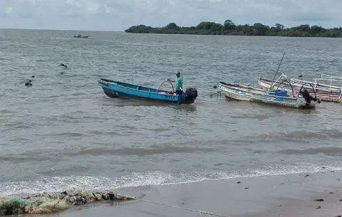 Sujetos armados atan las manos de pescadores para asaltarlos 