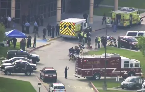 Hallan artefactos explosivos en la escuela del tiroteo de Texas