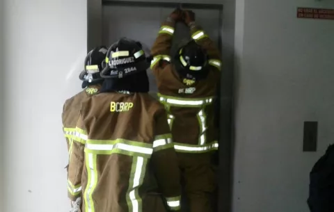 Diez personas quedaron atrapadas en elevador del hospital "Chicho" Fábrega