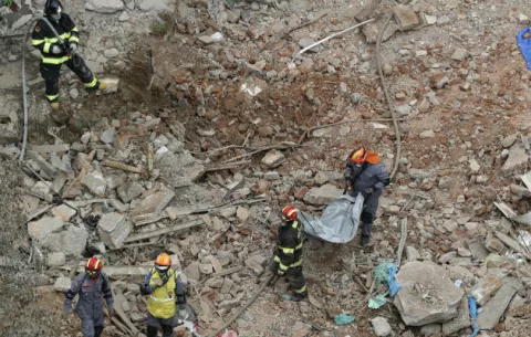 Hallan restos humanos en edificio incendiado y colapsado en Sao Paulo