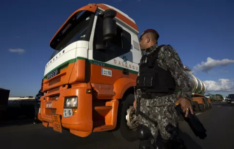 Brasil analiza nuevas propuestas de camioneros en huelga