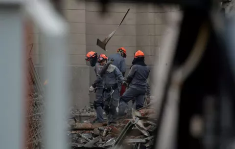 Sigue búsqueda de desaparecidos tras derrumbe de edificio en Sao Paulo