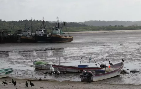 Entran a bodega de barco en Puerto Caimito y aspiran ácido sulfúrico 