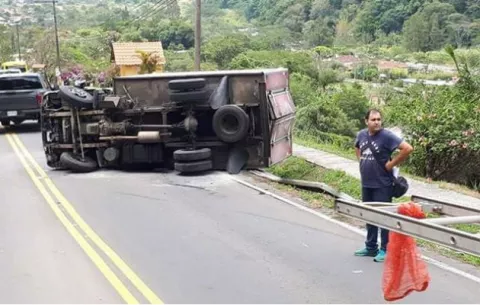 Camión con mercancías se accidenta en curva peligrosa en Boquete 