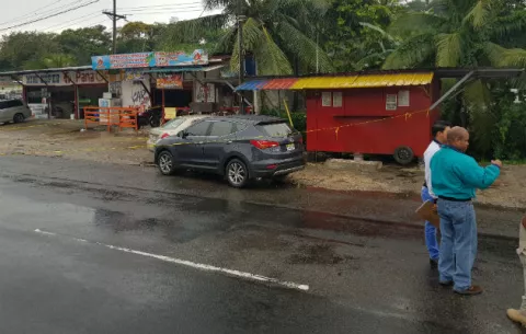 Atacan camioneta en marcha con disparos en Cativá