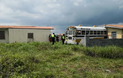 ¡Trancazo! Bus queda metido en casa de Altos del Tecal
