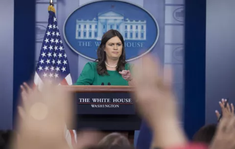 Tump causa revuelo al sugerir quitarle las credenciales a ciertos medios 