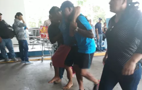 Salen del hospital la pastora y sus hijos que fueron baleados en Los Abanicos