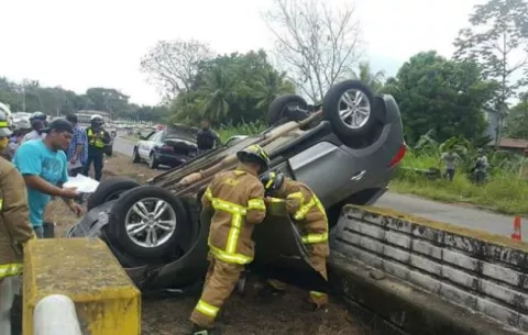 Auto da varios giros y queda sobre barandal de cemento en Boquerón