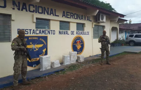 Decomisan 121 paquetes de droga en la playa de Juan Hombrón