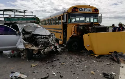 Tres heridos por colisíón entre autobús colegial y un pick up en Santiago