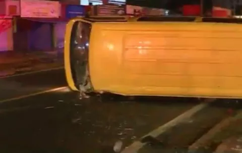 Colisión y vuelco de busito colegial deja dos heridos en Santa Elena