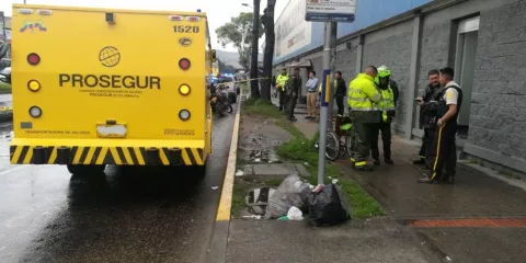 Individuos en silla de ruedas y otro en bici roban carro de valores en Bogotá