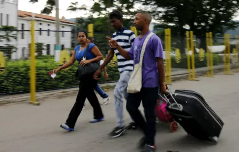 Unos 286,000 venezolanos han cruzado por tierra de Colombia a Ecuador 