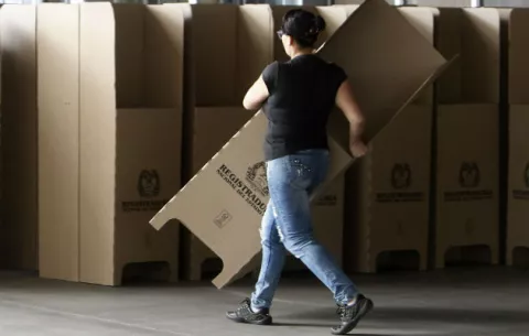 Candidatos colombianos apuran las últimas horas de una campaña polarizada